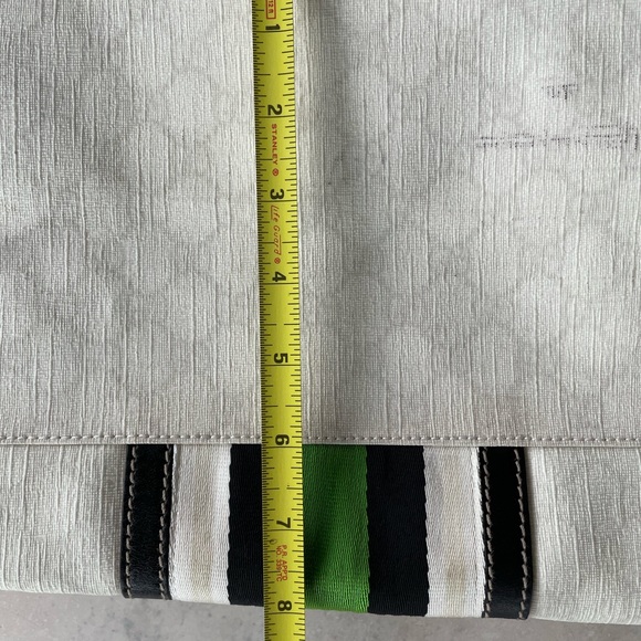 Gucci Original Cream Duffle Bag with Details in Black and Green - Picture 6 of 16